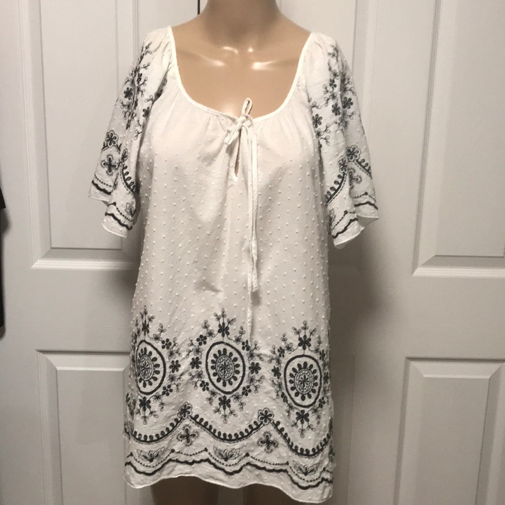 Large White and Black tunic with eyelets size L
